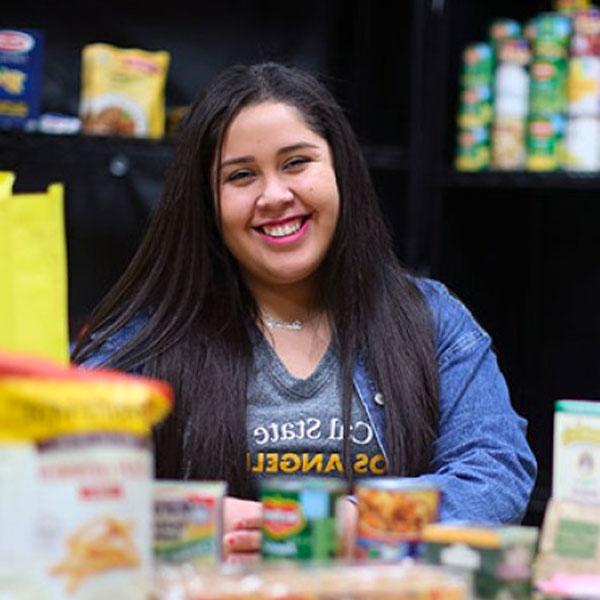 A student volunteering at the food pantry.